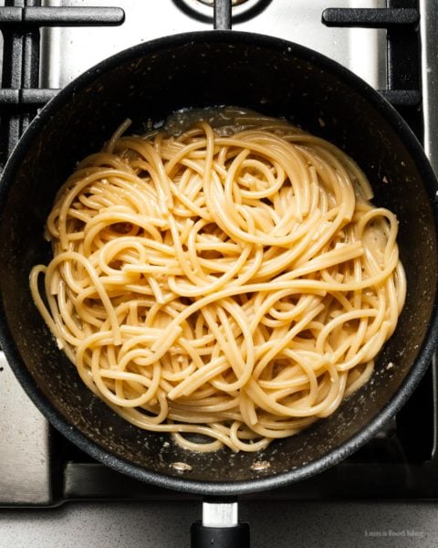 When you’re craving a bowl of childhood comfort with just a hint of adulting, make yourself a bowl of these garlicky brown butter parmesan noodles #recipes #dinner #easy #brownbutter #garlicnoodles #parmesan #butternoodles