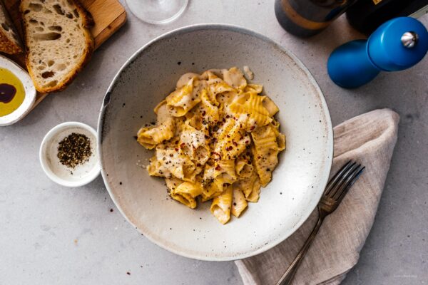 Super Creamy Cacio e Pepe Style Pasta | www.iamafoodblog.com