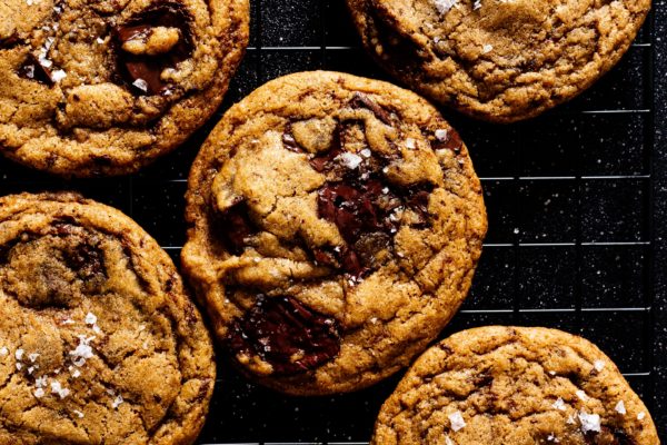 Discover ALL the crispy edges, soft and gooey chocolate, and brown sugar goodness in this vegan chocolate chip cookies recipe. #vegan #chocolatechip #chocolate #chocolatechipcookie #recipe #recipes #veganrecipe