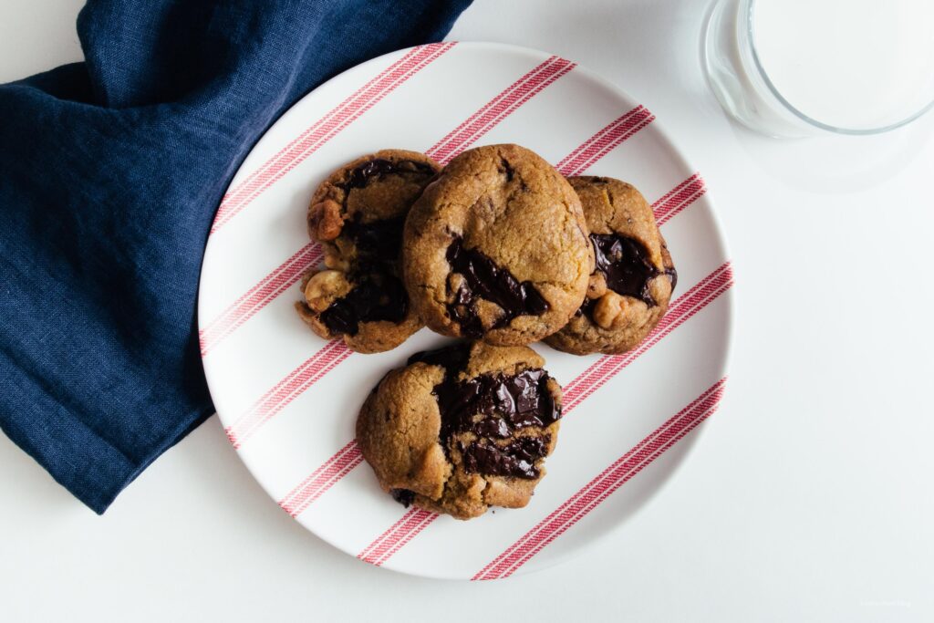 Soft and chewy brown butter macadamia nut dark chocolate chip cookie recipe | www.iamafoodblog.com