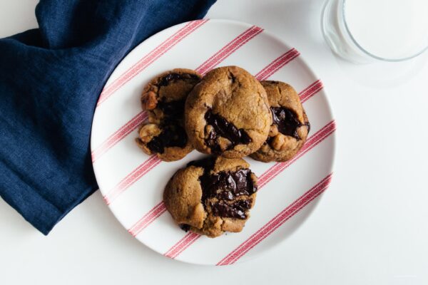 Soft and chewy brown butter macadamia nut dark chocolate chip cookie recipe | www.iamafoodblog.com