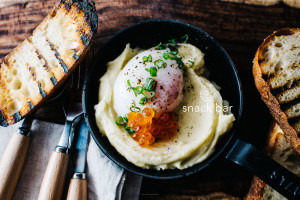 poached egg on potatoes recipe - www.iamafoodblog.com