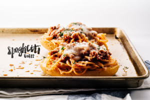 spaghetti garlic bread boat recipe - www.iamafoodblog.com