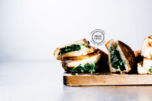 spinach and mozza grilled cheese on pretzel bread - www.iamafoodblog.com